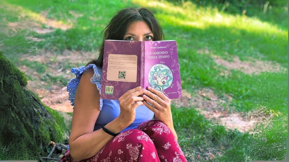 Autrice con il libro del giardino segreto che racconta di profumi magici